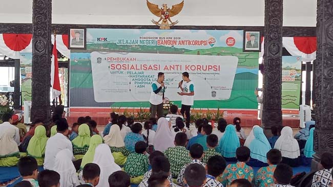 Siswa Siswi MI Nurul Islam Antusias Hadiri Road Show Bus KPK Jelajah Negeri Bangun Antikorupsi