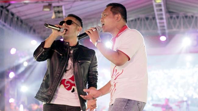 Bupati Thoriq Duet Bareng Judika di Konser Gemerlap Simpeda Bank Jatim