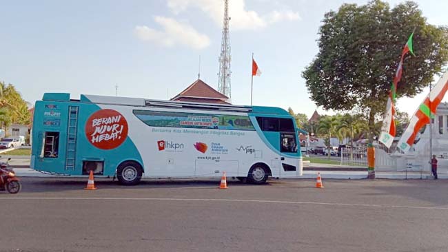 Bus KPK Parkir Depan Pendopo Arya Wiraraja Lumajang. Ada Apa