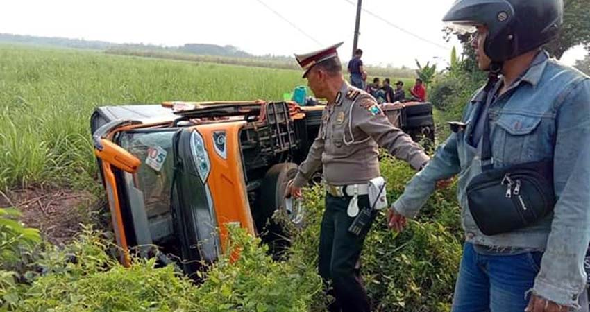 Bus Rombongan SMAN 2 Genteng Banyuwangi Terguling di Lumajang