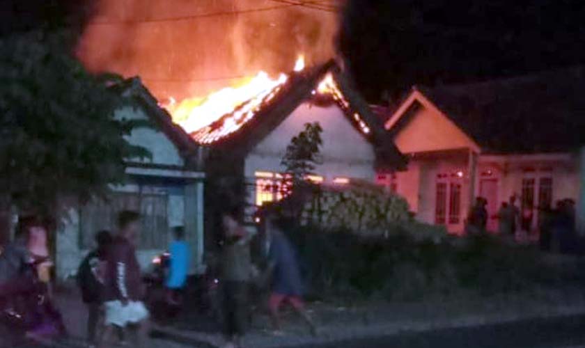 Listrik Konslet, Rumah Warga Sumberwuluh Lumajang Terbakar