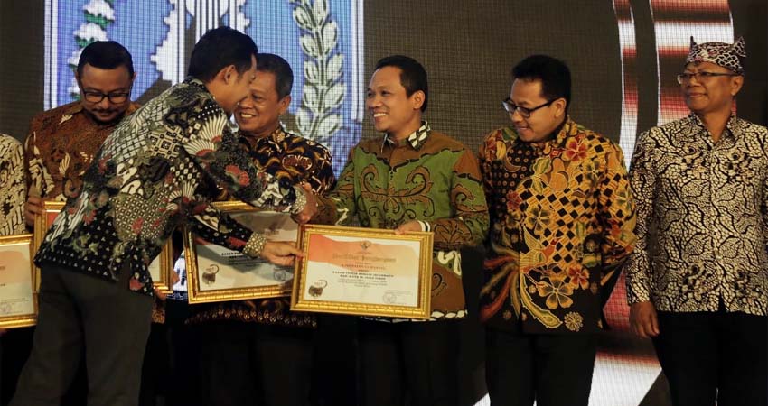 Cak Thoriq Terima Penghargaan di Ajang PPID Award Tahun 2019