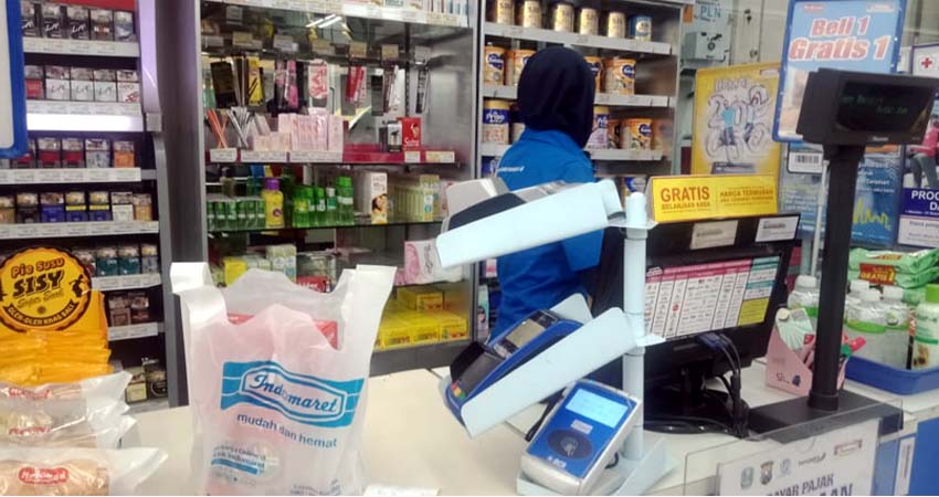 Indomaret Tak 'Gubris' Peraturan Bupati Lumajang Tentang Penggunaan Kantong Plastik