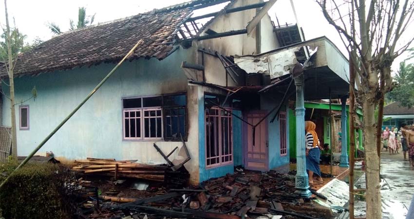 Rumah Warga Mlawang Klakah Hangus Terbakar