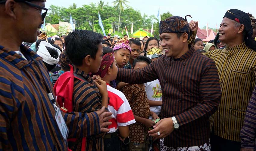 Tari Godril Ikon Lumajang, Bupati dan Istri Menari bersama Ribuan Warga