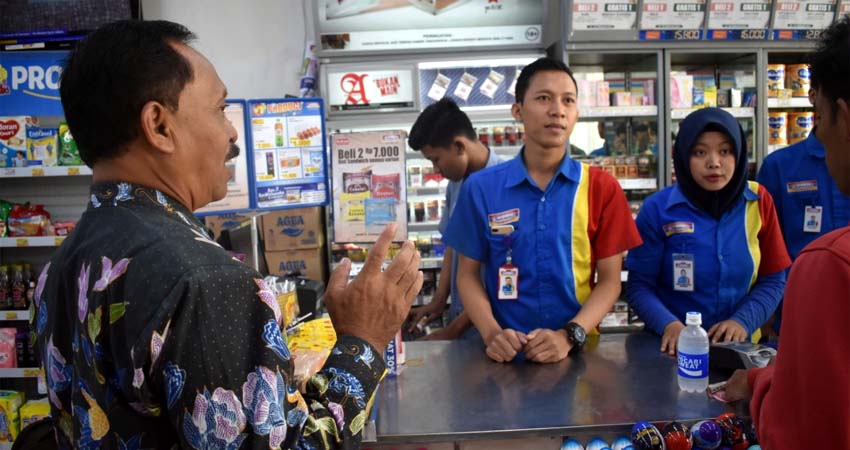 DLH Imbau Swalayan di Lumajang Kurangi Penggunaan Plastik Sekali Pakai