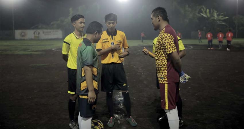 Serunya Bal-balan Bengi Bareng Cak Thoriq di Lapangan Panguripan Kebonsari Gesang