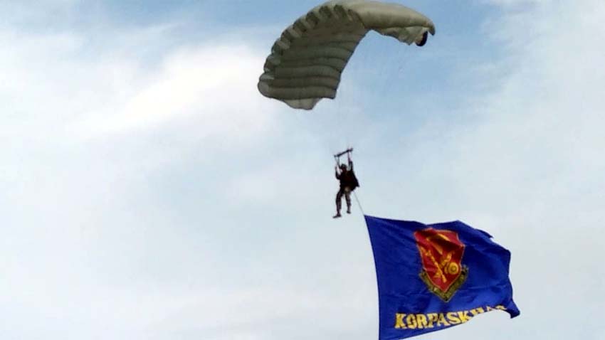 TNI AU 'Serbu' Stadion Semeru Lumajang, Gemparkan Masyarakat