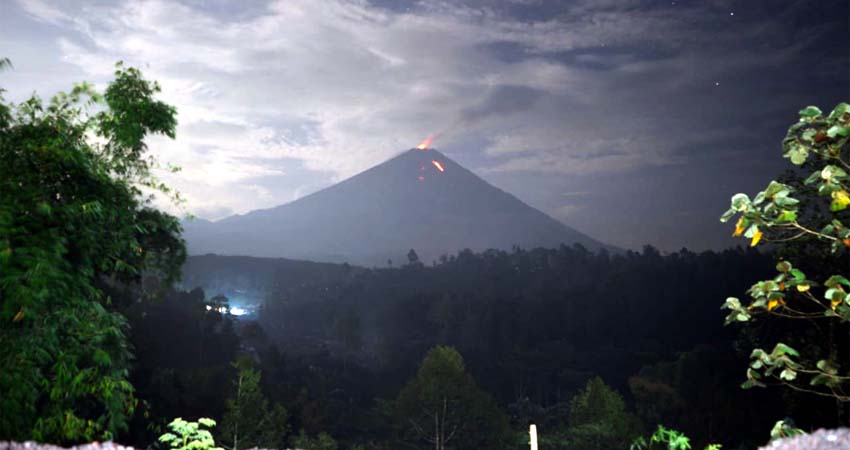 Semeru Berstatus Waspada Level II, Lava Pijar Meleleh Keluar