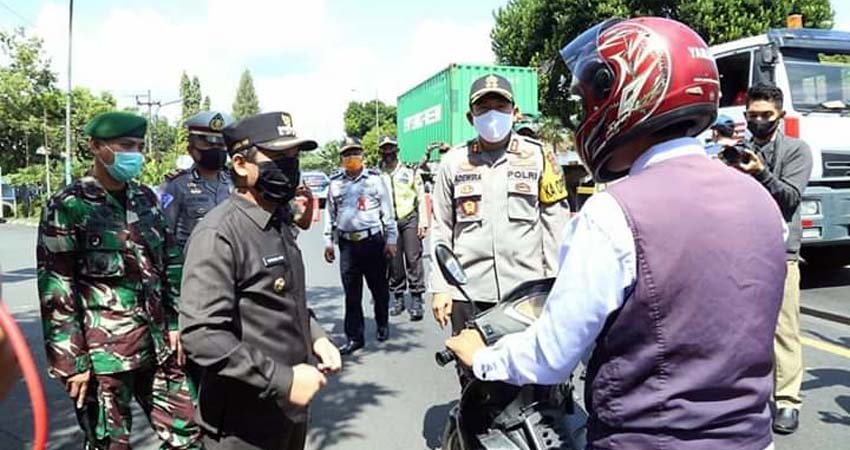 Bupati Pantau Pos Chek Point Perbatasan, Datang dari Luar Lumajang Wajib Periksa Kesehatan