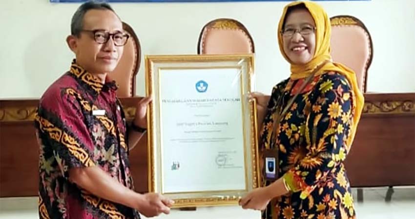 PENGHARGAAN: Kabupaten Lumajang menerima penghargaan Sekolah Tertib Berbahasa Terbaik se-Jawa Timur dalam Lomba Wajah Bahasa Sekolah Tahun 2020. Penghargaan diterima Kepala Bidang Pendidikan Dasar Dinas Pendidikan Kabupaten Lumajang Suryadi