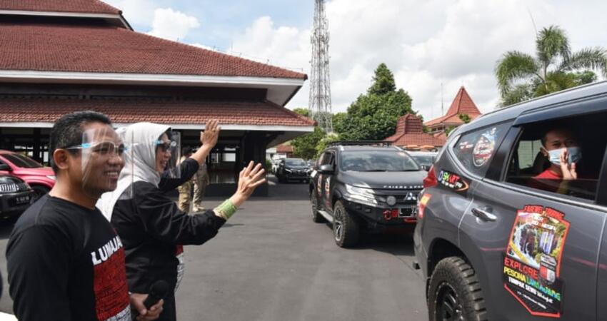 Pelepasan komunitas Pajero Indonesia Bersatu dan JK Owners East Java (OEJ) di Pendopo Arya Wiraraja Kabupaten Lumajang.