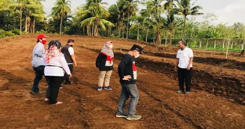 Bupati Lumajang, Thoriqul Haq meninjau pembangunan sirkuit BMX di kawasan Selokambang.