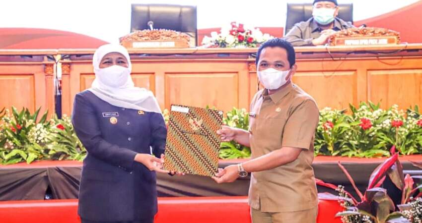 Bupati Lumajang, Thoriqul Haq, menerima DIPA dan TKDD Tahun 2021 dari Gubernur Jawa Timur.