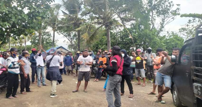 Ratusan pendemo datangi PT Bumi Subur di Desa Wotgalih, mereka protes mata pencaharian menjadi tergangggu gara-gara limbah dibuang ke laut..