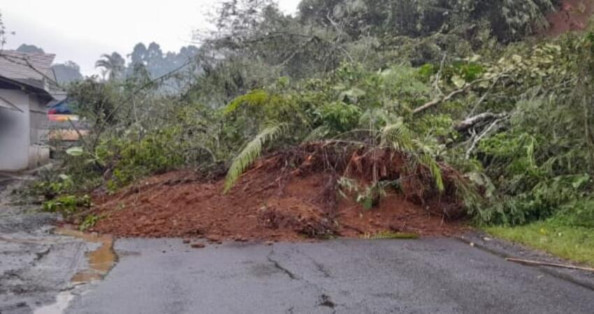 Material longsor menutupi jalan Desa Oro-oro Ombo, Kecamatan Pronojiwo.