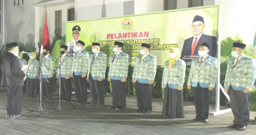 Pelantikan 12 Pengurus Dewan Pimpinan Daerah (DPD) Persatuan Guru Madrasah Indonesia (PGMI) Kabupaten Lumajang.