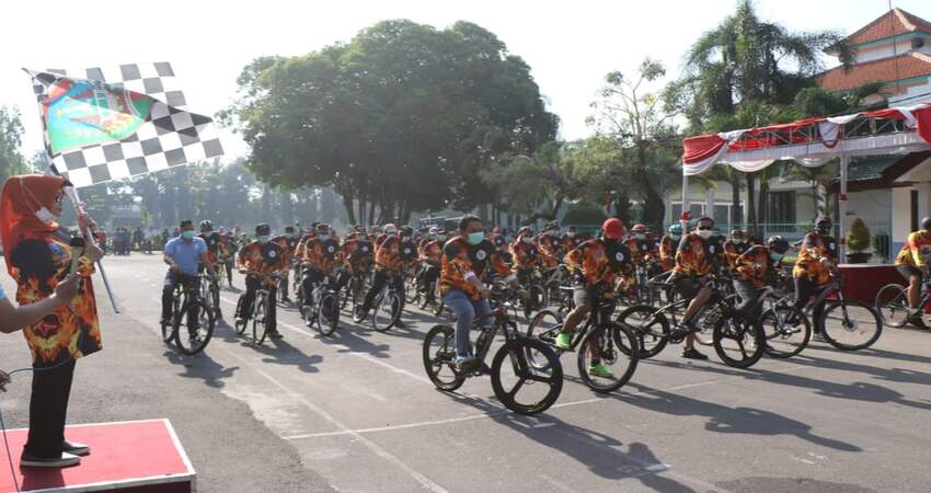 Kegiatan gowes bersama dalam rangka memperingati Hari Jadi ke 75 Provinsi Jawa Timur.