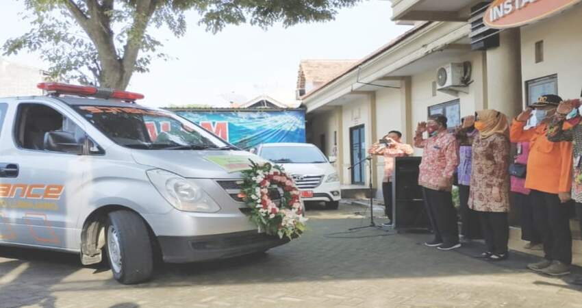 Penghormatan terakhir kepada tenaga medis yang meninggal akibat Covid-19.