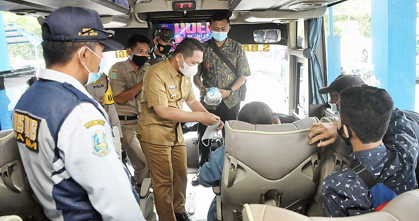 Forkopimda Lumajang Lakukan Tracking dan Tracing Terminal, Sesekali Naik Turun Bus Guna Tes Penumpang dan Sopir