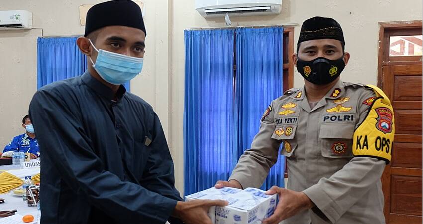 Kapolres Bersama Forkopimda, Ulama, dan Santri Lumajang Ikuti Pencanangan Gerakan Santri Bermasker Secara Virtual