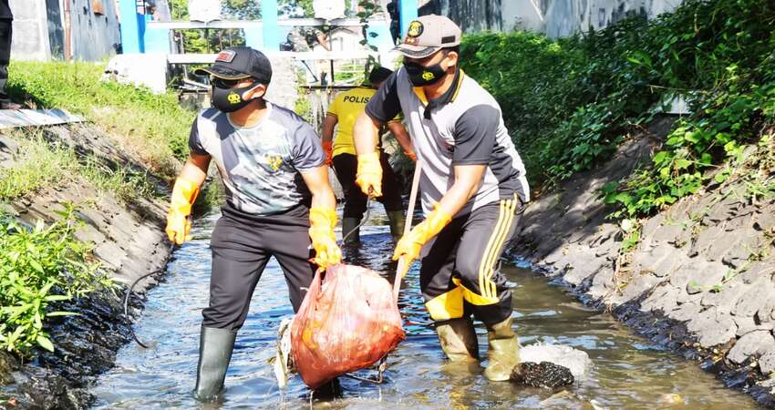 Peringati Hari Peduli Sampah Nasional, TNI Bersama Polri Lumajang Susuri Sungai Bersihkan Sampah