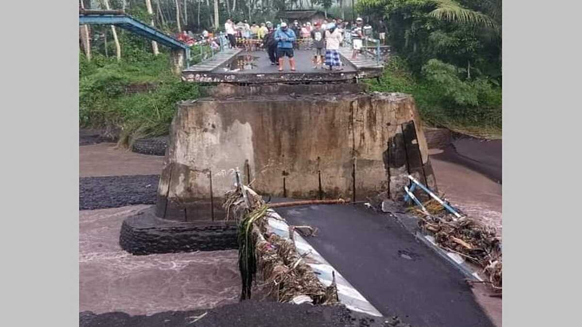 Tinjau Jembatan Antar Kecamatan yang Terputus, Bupati Lumajang Pastikan Pembangunan