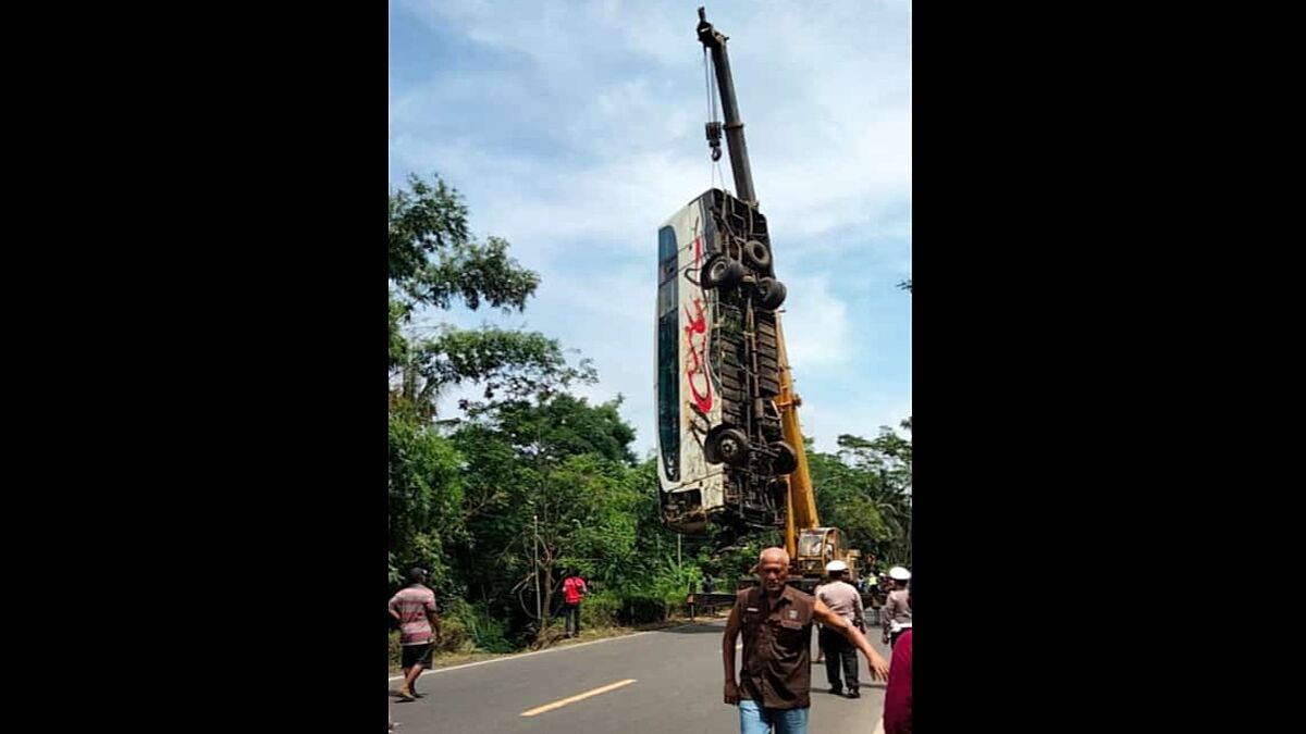 Bus Masuk Jurang di Jalur Lumajang-Probolinggo, Proses Evakuasi Jadi Tontonan Warga