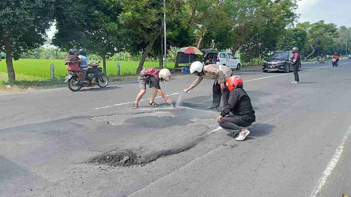 Ancam Nyawa Pengendara di Lumajang, Jalan Berlubang diberi Tanda oleh Polisi dan F-KOL