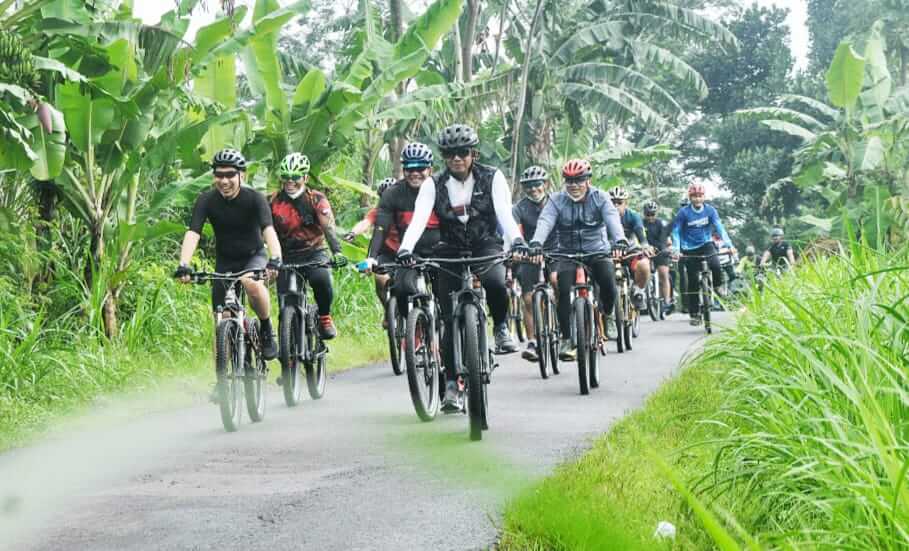 Kunjungi Lumajang, Pangdam V/Brawijaya Gowes MTB dan Bagi Sembako pada Masyarakat Kurang Mampu