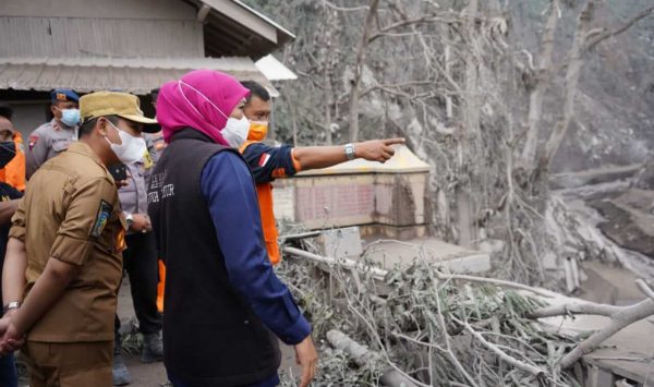 Menggunakan Helikopter, Gubernur Jatim Pantau APG Semeru dan Berharap Solusi Jangka Panjang Pengganti Jembatan Gladak Perak