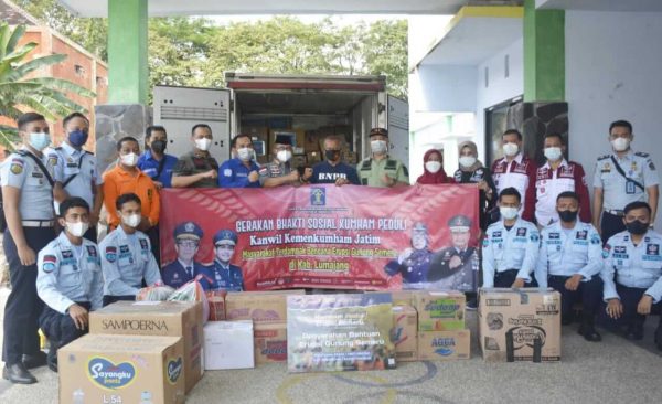 Kumham Peduli, Kumham Berbagi melalui Kalapas Kelas 1 Malang Serahkan Bantuan untuk Korban APG Semeru