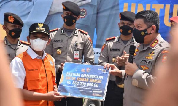 Bupati Lumajang Terima Bantuan Kemanusiaan untuk Korban APG Semeru dari Kalemdiklat Polri