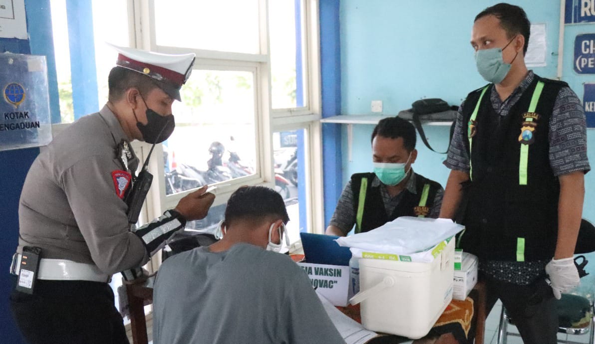 Sopir Armada Bus di Terminal Minak Koncar Mendadak Digerebek Tes Urine dan Vaksin