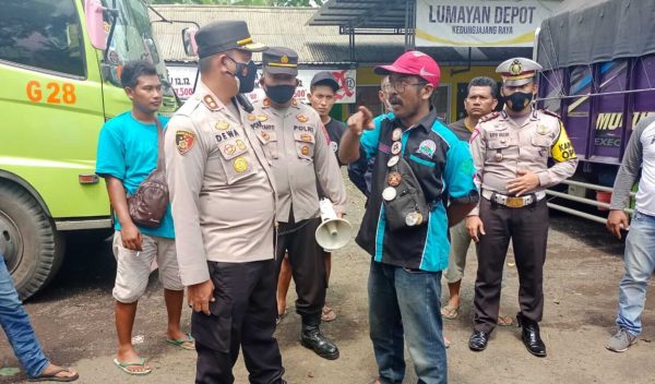 Gelar Aksi Solidaritas, Sopir Truk Lumajang Ditemui Langsung Kapolres dan Kasatlantas