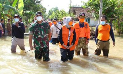 Bunda Indah Bersama Dandim Lumajang Turun Tangani Bencana Banjir di Desa Sidorejo