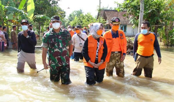 Bunda Indah Bersama Dandim Lumajang Turun Tangani Bencana Banjir di Desa Sidorejo