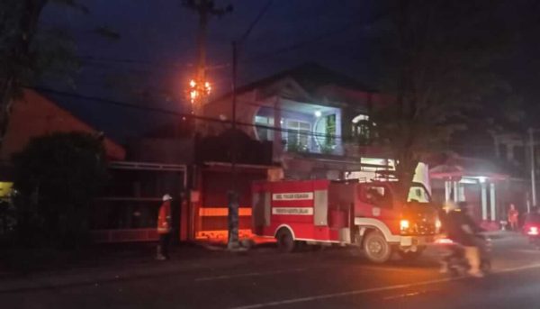 Jelang Buka Puasa, Warga Jalan Ahmad Yani Lumajang Dihebohkan dengan Kobaran Api di Gardu PLN