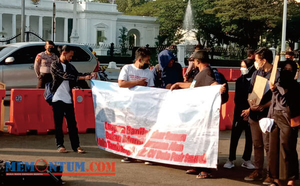 Warga Lumajang Gelar Aksi di Istana Negara Terkait Aktifitas Penambangan Pasir