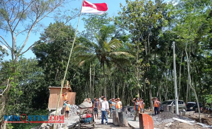 Pekerja Kontruksi di Lumajang Gelar Upacara Kemerdekaan di Lokasi Proyek