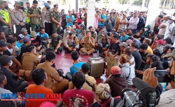 Ratusan Sopir Truk Pasir Lengkap berikut Drum Truk Gelar Aksi Unjuk Rasa di Kantor Bupati Lumajang