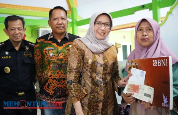 Bunda Indah Kembali Berikan Bantuan BLT DBHCHT dan Sosialisasi Cukai untuk Buruh Tani hingga Buruh Pabrik di Lumajang