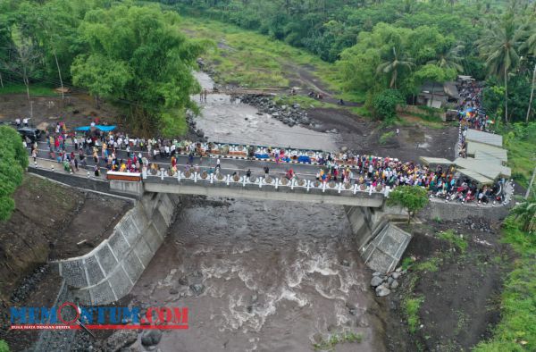 Masyarakat Desa Gesang dan Sememu Lumajang Sambut Sumringah Peresmian Jembatan Hubung oleh Bupati dan Wabup