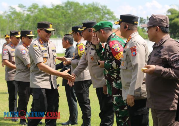 Kabaharkam Polri Hadiri Apel Akbar Satgas Keamanan Desa Sekabupaten Lumajang