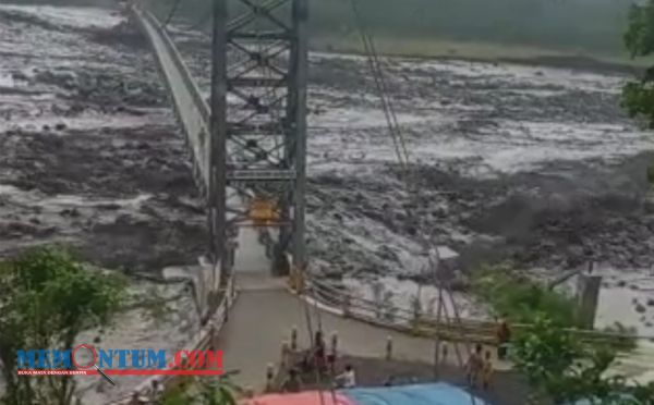 Lahar Semeru Lumajang Bubarkan Aktifitas Warga di Sekitar Jalur Lahar