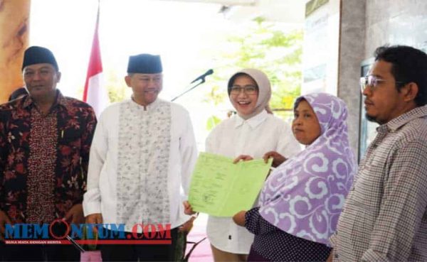 Wabup Lumajang bersama BPN Serahkan Sertifikat PTSL untuk Masyarakat Sememu