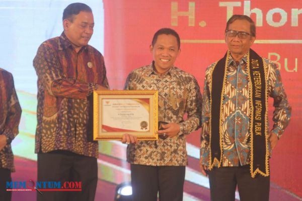 Bupati Lumajang Terima Anugerah Upakarti Tinarbuka Artheswara untuk Kategori Bupati